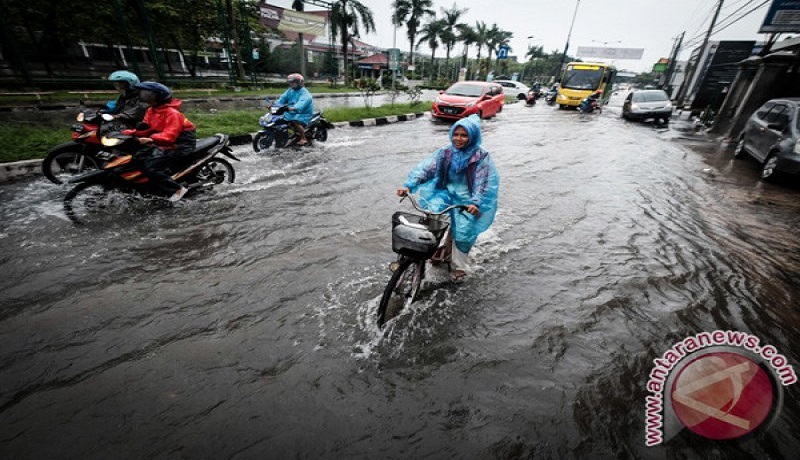 Cuaca ekstrem peralihan dari musim kemarau ke hujan. Foto: Antara Cuaca ekstrem peralihan dari musim kemarau ke hujan. Foto: Antara