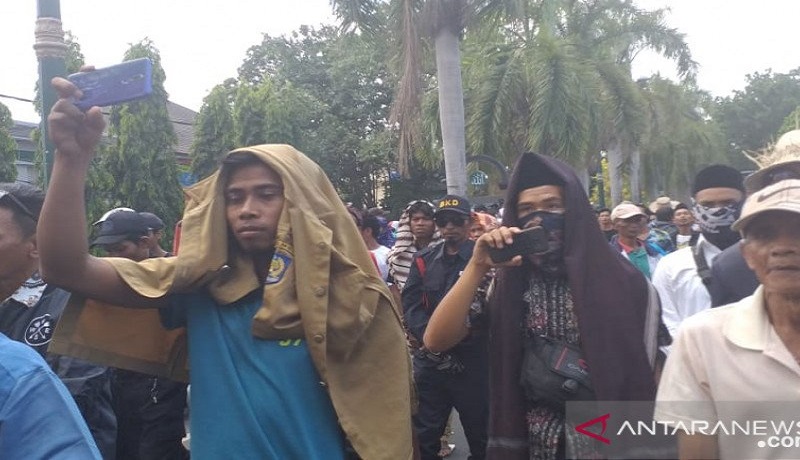 Ribuan masyarakat Lombok Tengah (Loteng), Nusa Tenggara Barat turun ke jalan dan berunjuk rasa menolak perubahan nama Bandara Internasional Lombok (BIL) menjadi Bandara Internasional Zainudin Abdul Majid di Kantor DPRD NTB. Foto: Antara Ribuan masyarakat Lombok Tengah (Loteng), Nusa Tenggara Barat turun ke jalan dan berunjuk rasa menolak perubahan nama Bandara Internasional Lombok (BIL) menjadi Bandara Internasional Zainudin Abdul Majid di Kantor DPRD NTB. Foto: Antara