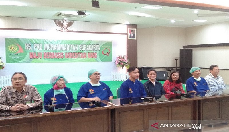 Gibran Rakabuming Raka (empat dari kiri), memberikan keterangan kepada wartawan usai mendampingi istrinya melahirkan anak kedua mereka pada Jumat di Rumah Sakit PKU Muhammadiyah Surakarta. Foto: Antara Gibran Rakabuming Raka (empat dari kiri), memberikan keterangan kepada wartawan usai mendampingi istrinya melahirkan anak kedua mereka pada Jumat di Rumah Sakit PKU Muhammadiyah Surakarta. Foto: Antara