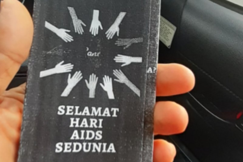 Brosur tentang bahaya HIV/AIDS (ANTARA/iskandar Zulkarnaen) Brosur tentang bahaya HIV/AIDS (ANTARA/iskandar Zulkarnaen)