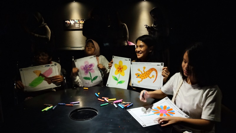 Dian Sastrowardoyo memilih terapi gambar buat anak pertemanya yang menderita autisme (foto: Asahi Asry) Dian Sastrowardoyo memilih terapi gambar buat anak pertemanya yang menderita autisme (foto: Asahi Asry)