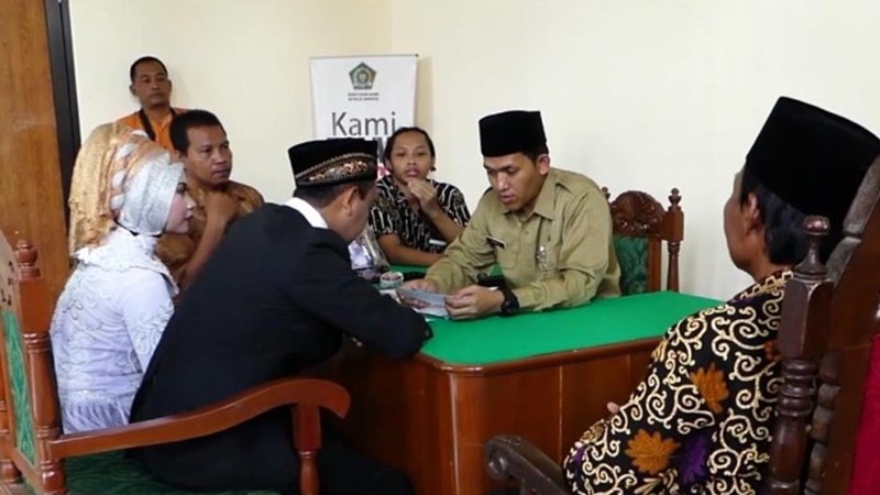 Penghulu saat menikahkan pengantin (foto: Antara) Penghulu saat menikahkan pengantin (foto: Antara)