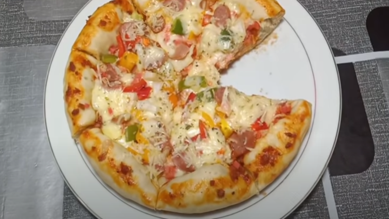 Piza yang dimasak hanya dengan menggunakan teflon (foto: SC YouTube Dapur Siska) Piza yang dimasak hanya dengan menggunakan teflon (foto: SC YouTube Dapur Siska)