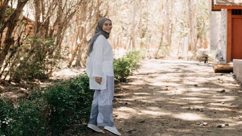 Zaskia tampil sederhana tapi tetap modis saat melakukan traveling (foto: IG @zaskiadyamecca) Zaskia tampil sederhana tapi tetap modis saat melakukan traveling (foto: IG @zaskiadyamecca)