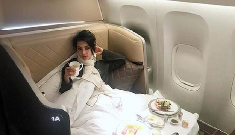 Syahrini saat tidur di pesawat. (ist) Syahrini saat tidur di pesawat. (ist)