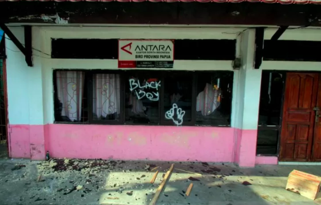 Kaca kantor pecah bekas dirusak dan tembok dicoret-coret massa pada fsik bangunan kantor berita ANTARA biro Papua setelah dirusak massa pendemo, Kamis kemarin. (Sumber foto: ANTARA) Kaca kantor pecah bekas dirusak dan tembok dicoret-coret massa pada fsik bangunan kantor berita ANTARA biro Papua setelah dirusak massa pendemo, Kamis kemarin. (Sumber foto: ANTARA)