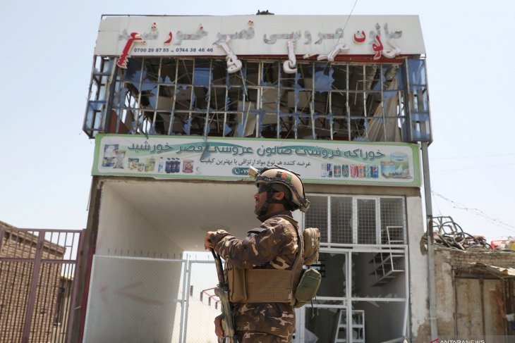 Petugas kepolisian Afghanistan berjaga di sekitar lokasi kejadian bom mobil meledak di Kota Kabul, Afghanistan, Rabu (7/8/2019). (Sumber foto: Antaranews/ Reuters) Petugas kepolisian Afghanistan berjaga di sekitar lokasi kejadian bom mobil meledak di Kota Kabul, Afghanistan, Rabu (7/8/2019). (Sumber foto: Antaranews/ Reuters)