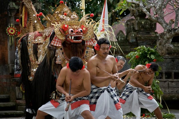 Tradisi Ngurek yang dilakukan pada hari raya Kuningan. (Foto: Balikami) Tradisi Ngurek yang dilakukan pada hari raya Kuningan. (Foto: Balikami)