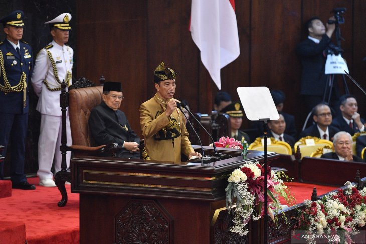 Di hadapan tamu undangan sidang tahunan MPR, Presiden Jokowi (Joko Widodo) membacakan pidato keduanya dengan memohon izin pindahkan ibu kota ke Kalimantan. (Sumber foto: Antaranews) Di hadapan tamu undangan sidang tahunan MPR, Presiden Jokowi (Joko Widodo) membacakan pidato keduanya dengan memohon izin pindahkan ibu kota ke Kalimantan. (Sumber foto: Antaranews)