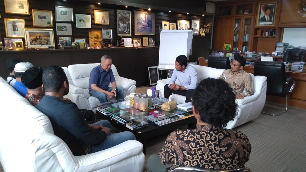 Pertemuan perwakilan warga Desa Komodo dengan Dirjen KSDAE. Sabtu (3/8) Pertemuan perwakilan warga Desa Komodo dengan Dirjen KSDAE. Sabtu (3/8)