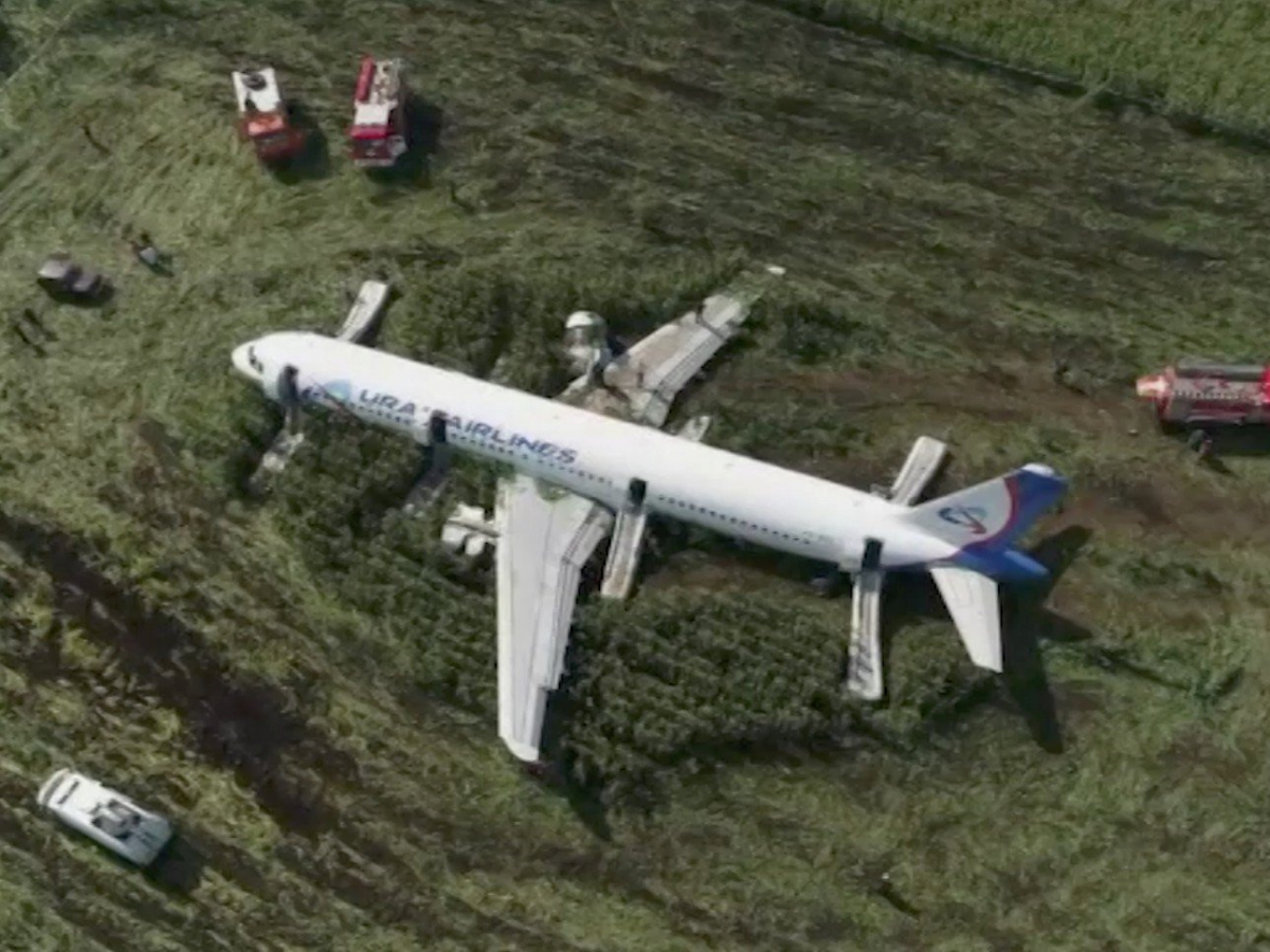 Sebuah pesawat Rusia melakukan pendaratan darurat setelah bertabrakan dengan sekumpulan burung tidak lama setelah lepas landas. (Sumber foto: businessinsider.sg) Sebuah pesawat Rusia melakukan pendaratan darurat setelah bertabrakan dengan sekumpulan burung tidak lama setelah lepas landas. (Sumber foto: businessinsider.sg)