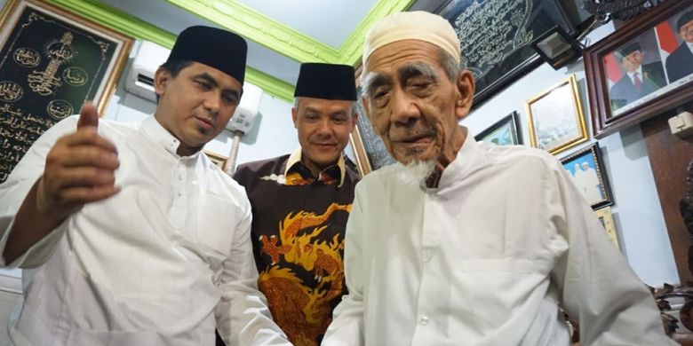 Kiai Haji Maimun Zubair atau Mbah Maimun sering bercerita kepada para santrinya di Pondok Pesantren Al Anwar Sarang, Rembang, tentang para wali-wali banyak yang meninggal hari Selasa. Kiai Haji Maimun Zubair atau Mbah Maimun sering bercerita kepada para santrinya di Pondok Pesantren Al Anwar Sarang, Rembang, tentang para wali-wali banyak yang meninggal hari Selasa.