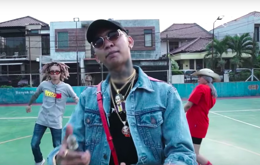 Sexy Goat dan Italiani menyampaikan pesan yang disampaikan dari lagu Lah Bodo Amat karya Rapper Muda Young Lex adalah untuk masa bodo dengan penindasan. Sexy Goat dan Italiani menyampaikan pesan yang disampaikan dari lagu Lah Bodo Amat karya Rapper Muda Young Lex adalah untuk masa bodo dengan penindasan.