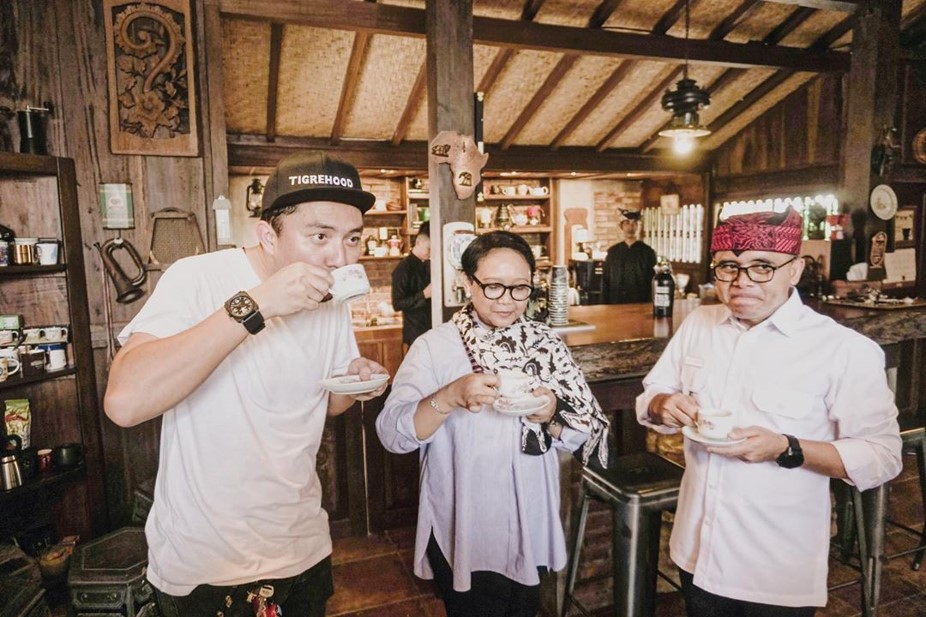 Ananda Omesh menikmati kopi khas Banyuwangi bersama Menlu Retno dan Bupati Anas. (Foto:Instagram/@omeshomesh) Ananda Omesh menikmati kopi khas Banyuwangi bersama Menlu Retno dan Bupati Anas. (Foto:Instagram/@omeshomesh)