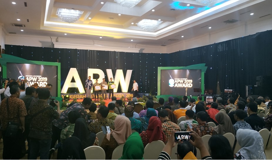 Pemberian anugerah pada pemenang APW 2019, Rabu 931/7) di Surabaya. Pemberian anugerah pada pemenang APW 2019, Rabu 931/7) di Surabaya.