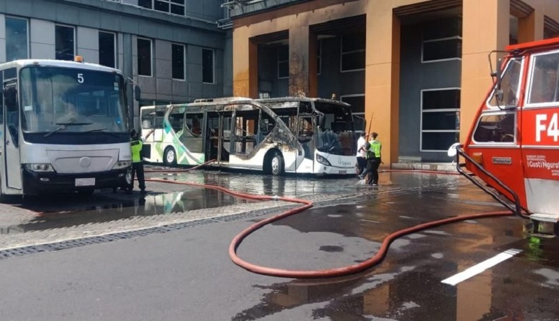 Bus operasional yang terbakar di Bandara Ngurah Rai Bali. (dok) Bus operasional yang terbakar di Bandara Ngurah Rai Bali. (dok)