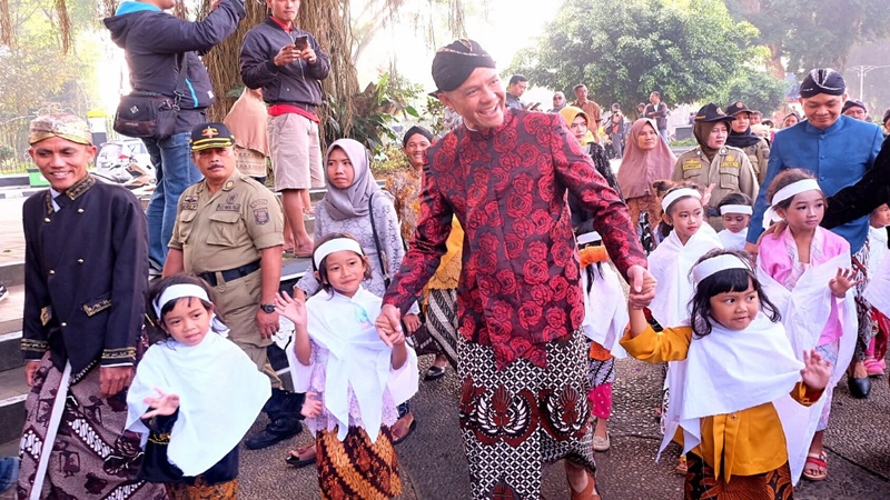 Gubernur Jateng Ganjar Pranowo hadir dalam acara ruwat rambut gembel di Festival Sindoro Sumbing (foto: Wening Tyas) Gubernur Jateng Ganjar Pranowo hadir dalam acara ruwat rambut gembel di Festival Sindoro Sumbing (foto: Wening Tyas)