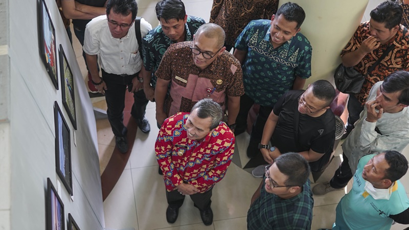 Syamsuar usai membuka pameran fotografi ‘Rekam Jejak Riau Membangun Negeri’ di Anjung Seni Idrus Tintin, Kamis, 15 Agustus 2019 (foto: Heru) Syamsuar usai membuka pameran fotografi ‘Rekam Jejak Riau Membangun Negeri’ di Anjung Seni Idrus Tintin, Kamis, 15 Agustus 2019 (foto: Heru)