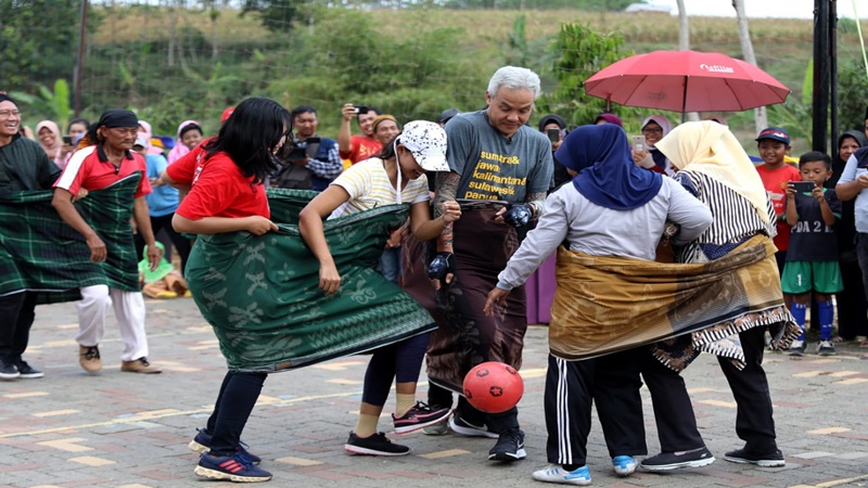 Ganjar berebut bola saat bertandng futsal melawan tim emak-emak (foto: Dibyo) Ganjar berebut bola saat bertandng futsal melawan tim emak-emak (foto: Dibyo)