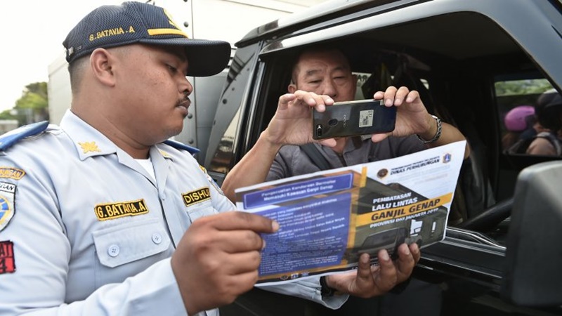 Dishub DKI sosialisasikan aturan ganjil genap yang diperluas (foto: Antara) Dishub DKI sosialisasikan aturan ganjil genap yang diperluas (foto: Antara)