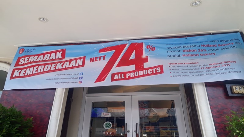 Hollad Bakery memberikan diskon pada 17 Agustus 2019 (foto: Linda) Hollad Bakery memberikan diskon pada 17 Agustus 2019 (foto: Linda)