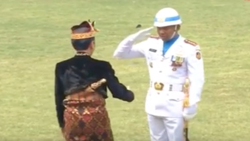 Upacara pengibaran bendera pada 17 Agustus 2019 jadi sejarah bagi Hariyo Poernomo. Sang komandan upacara didatangi dari diajak salaman oleh Presiden Jokowi (foto: Biro Pers Setpres) Upacara pengibaran bendera pada 17 Agustus 2019 jadi sejarah bagi Hariyo Poernomo. Sang komandan upacara didatangi dari diajak salaman oleh Presiden Jokowi (foto: Biro Pers Setpres)