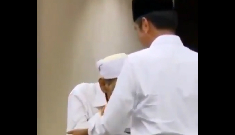 Maimun Zubair atau Mbah Moen diketahui pernah mencium tangan sejumlah tokoh yang lebih muda darinya (Foto : Istimewa) Maimun Zubair atau Mbah Moen diketahui pernah mencium tangan sejumlah tokoh yang lebih muda darinya (Foto : Istimewa)