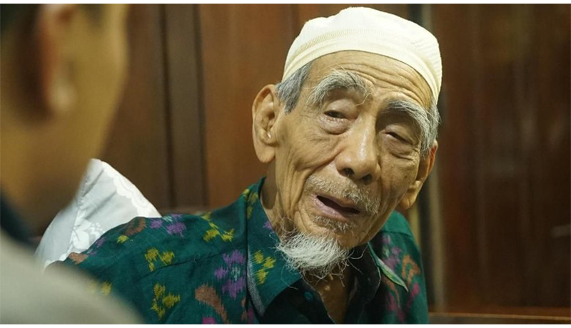 Mbah Maimun Zubair ingin dimakamkan di Makkah dekat sang guru, Sayyid Muhammad (Foto : Detik) Mbah Maimun Zubair ingin dimakamkan di Makkah dekat sang guru, Sayyid Muhammad (Foto : Detik)