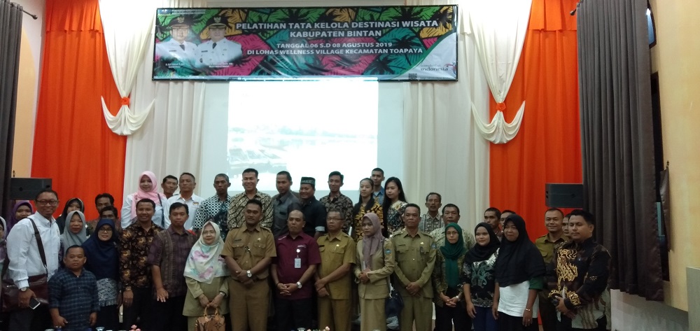 Foto bersama peserta dan pemateri Pelatihan Tata Kelola Destinasi Wisata. Foto bersama peserta dan pemateri Pelatihan Tata Kelola Destinasi Wisata.