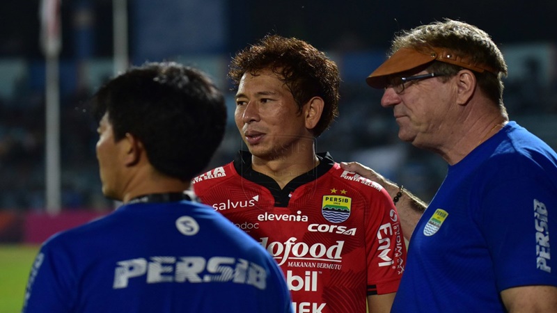 Pelatih Persib Bandung, Robert Alberts mengaku, bahwa anak asuhnya sudah berupaya semaksimal mungkin untuk bermain bagus. Namun karakter anak asuhnya berkurang, saat menghadapi Borneo FC, Rabu, 14 Agustus 2019 (foto: Ist.) Pelatih Persib Bandung, Robert Alberts mengaku, bahwa anak asuhnya sudah berupaya semaksimal mungkin untuk bermain bagus. Namun karakter anak asuhnya berkurang, saat menghadapi Borneo FC, Rabu, 14 Agustus 2019 (foto: Ist.)