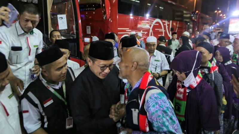 Menag lepaskepulangan jemah haji kloter pertama (foto: Kemenag) Menag lepaskepulangan jemah haji kloter pertama (foto: Kemenag)