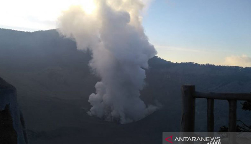 Meski Gunung Tangkuban Perahu terus erupsi, namun dipastikan tidak mengeluarkan awan panas, yang ada berupa abu vulkanik, dan gas vulkanik lontaran lumpur. (Sumber foto: Antaranews) Meski Gunung Tangkuban Perahu terus erupsi, namun dipastikan tidak mengeluarkan awan panas, yang ada berupa abu vulkanik, dan gas vulkanik lontaran lumpur. (Sumber foto: Antaranews)