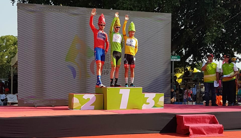 Pemenang BRI Tour de Indonesia etape pertama, Senin (19/8) yakni pebalap sepeda dari Australia (Foto : Dinas Pariwisata Ngawi) Pemenang BRI Tour de Indonesia etape pertama, Senin (19/8) yakni pebalap sepeda dari Australia (Foto : Dinas Pariwisata Ngawi)