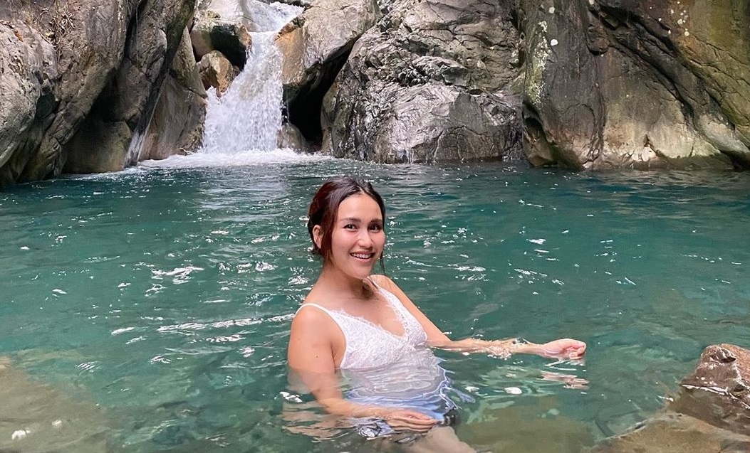. Ayu Ting Ting bermain air di Curug Leuwi Hejo (Foto: Instagram/@ayutingting92) . Ayu Ting Ting bermain air di Curug Leuwi Hejo (Foto: Instagram/@ayutingting92)
