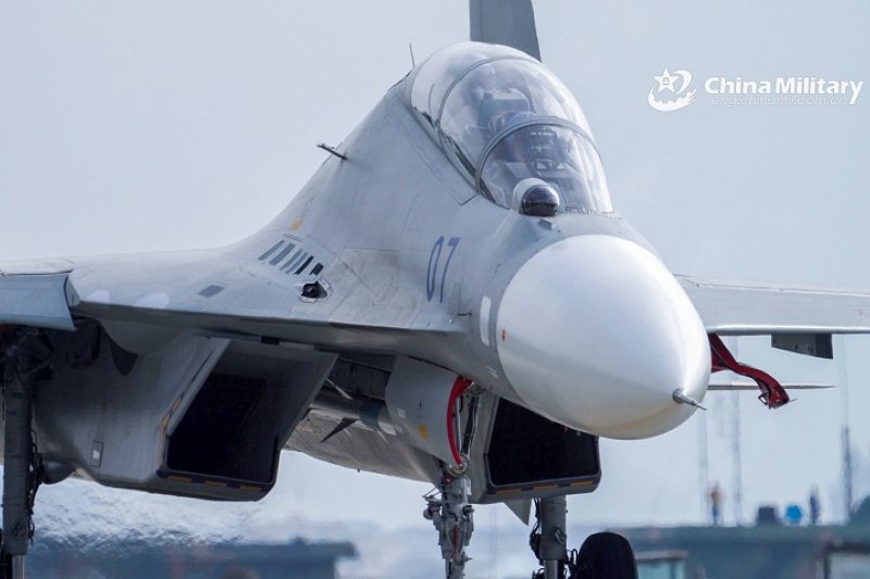 Salah satu pesawat tempur China yang menjadi bagian dari kekuatan yang dikerahkan ke Selat Taiwan. (Foto: Antara/HO-ChinaMilitary/mii) Salah satu pesawat tempur China yang menjadi bagian dari kekuatan yang dikerahkan ke Selat Taiwan. (Foto: Antara/HO-ChinaMilitary/mii)