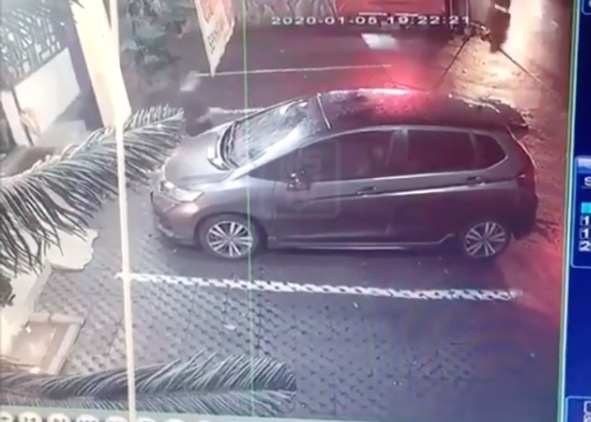 Cuplikan cctv detik-detik pelaku membawa kabut Honda Jazz. (Foto: Instagram/@infokejadiansemarang) Cuplikan cctv detik-detik pelaku membawa kabut Honda Jazz. (Foto: Instagram/@infokejadiansemarang)