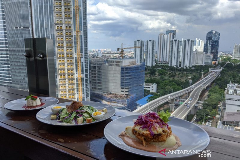 Destinasi romantis saat merayakan Valentine bersama pasangan adalah di rooftop Costess Cafe & Bar di Kuningan, Jakarta. (Foto: Antara/Nanien Yuniar) Destinasi romantis saat merayakan Valentine bersama pasangan adalah di rooftop Costess Cafe & Bar di Kuningan, Jakarta. (Foto: Antara/Nanien Yuniar)