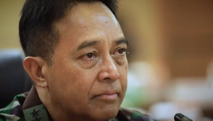 KSAD Jenderal TNI Andika menangis saat dengar curhatan petugas medis (Foto: YouTube TNI AD) KSAD Jenderal TNI Andika menangis saat dengar curhatan petugas medis (Foto: YouTube TNI AD)