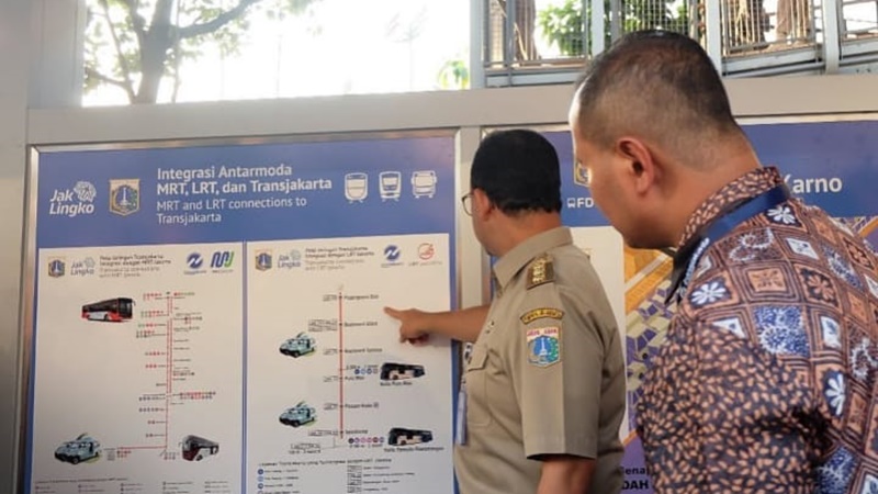 Anies Baswedan saat menjelaskan moda transportasi massal di Jakarta (foto: IG @pt_transjakarta) Anies Baswedan saat menjelaskan moda transportasi massal di Jakarta (foto: IG @pt_transjakarta)