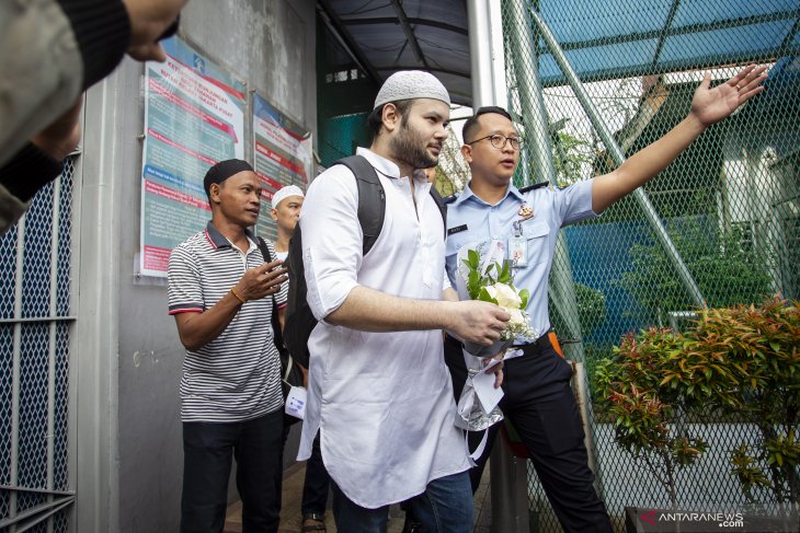 Ridho Rhoma bebas adri penjara, Rabu (8/1). (Foto: ANTARA FOTO/Dhemas Reviyanto/aww) Ridho Rhoma bebas adri penjara, Rabu (8/1). (Foto: ANTARA FOTO/Dhemas Reviyanto/aww)