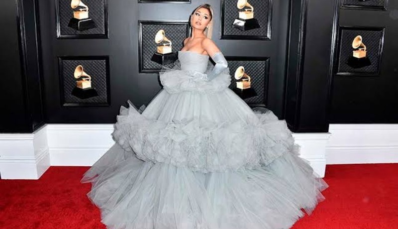 Pelantun Side To Side itu tampil glamour dalam balutan tema princess Disney (foto : nytimes) Pelantun Side To Side itu tampil glamour dalam balutan tema princess Disney (foto : nytimes)