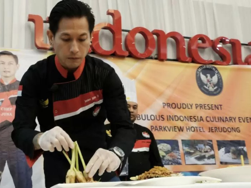 Chef Juna Rorimpandey. (ANTARA/HO/KBRI Bandar Seri Begawan/Twitter) Chef Juna Rorimpandey. (ANTARA/HO/KBRI Bandar Seri Begawan/Twitter)