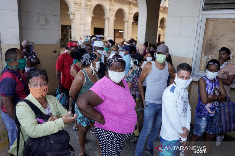 Warga mengantre untuk membeli makanan ditengah kekhawatiran akan penyebaran virus corona (COVID-19), di pusat kota Havana, Kuba, (Foto: Antara/Reuters) Warga mengantre untuk membeli makanan ditengah kekhawatiran akan penyebaran virus corona (COVID-19), di pusat kota Havana, Kuba, (Foto: Antara/Reuters)