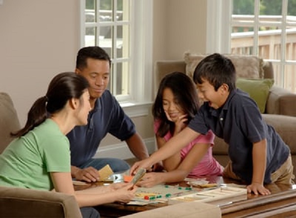Sekeluarga sedang main gim jadul monopoly (Foto: unsplash) Sekeluarga sedang main gim jadul monopoly (Foto: unsplash)