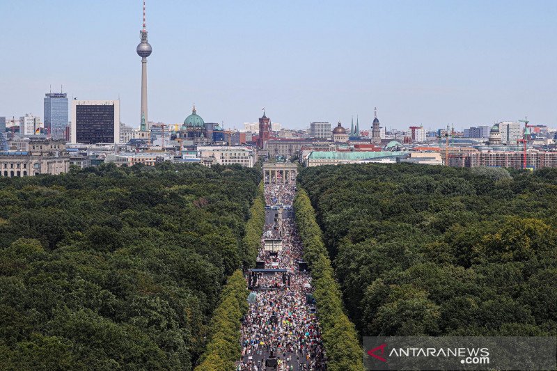 Suasana aksi protes menentang pembatasan oleh pemerintah dekat Jembatan Bradenburg ditengah wabah penyakit virus corona (COVID-19), di Berlin, Jerman, Sabtu (1/8/2020). (Foto: Antara/Reuters/Fabrizio Bensch/pras/djo ) Suasana aksi protes menentang pembatasan oleh pemerintah dekat Jembatan Bradenburg ditengah wabah penyakit virus corona (COVID-19), di Berlin, Jerman, Sabtu (1/8/2020). (Foto: Antara/Reuters/Fabrizio Bensch/pras/djo )