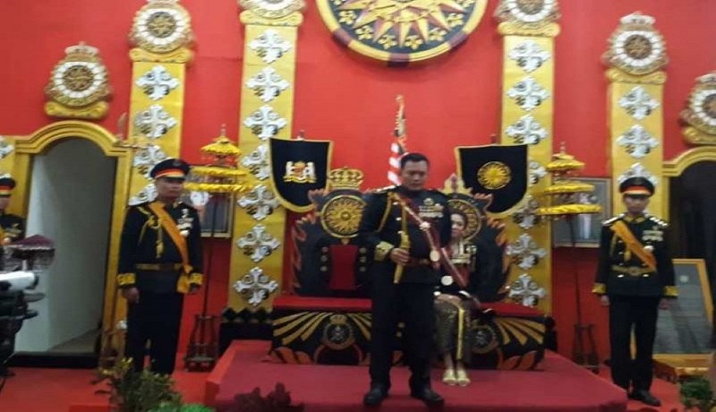Raja dan Ratu Agung Sejagat pimpinan Totok Santosa bersama permaisurinya Fanni Aminadia ditahan Polda Jateng. Foto: Antara Raja dan Ratu Agung Sejagat pimpinan Totok Santosa bersama permaisurinya Fanni Aminadia ditahan Polda Jateng. Foto: Antara