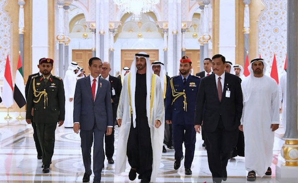 Presiden Jokowi disambut oleh Putra Mahkota UEA Mohamed Bin Zayed di Istana Qasr Al Watan, Abu Dhabi, Minggu (12/1/2020). Foto: ANTARA/HO-Biro Pers Istana Presiden Jokowi disambut oleh Putra Mahkota UEA Mohamed Bin Zayed di Istana Qasr Al Watan, Abu Dhabi, Minggu (12/1/2020). Foto: ANTARA/HO-Biro Pers Istana