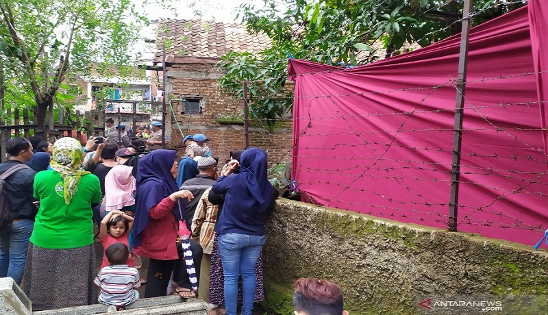 Warga melihat proses pembongkaran makam Lina Jubaidah. Foto: Antara Warga melihat proses pembongkaran makam Lina Jubaidah. Foto: Antara