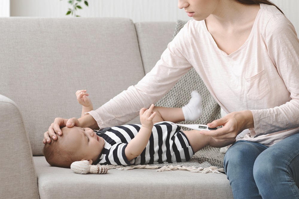 Ada beberapa penanganan terhadap bayi yang demam, namun ternyata salah. (Foto: Elements Envato) Ada beberapa penanganan terhadap bayi yang demam, namun ternyata salah. (Foto: Elements Envato)