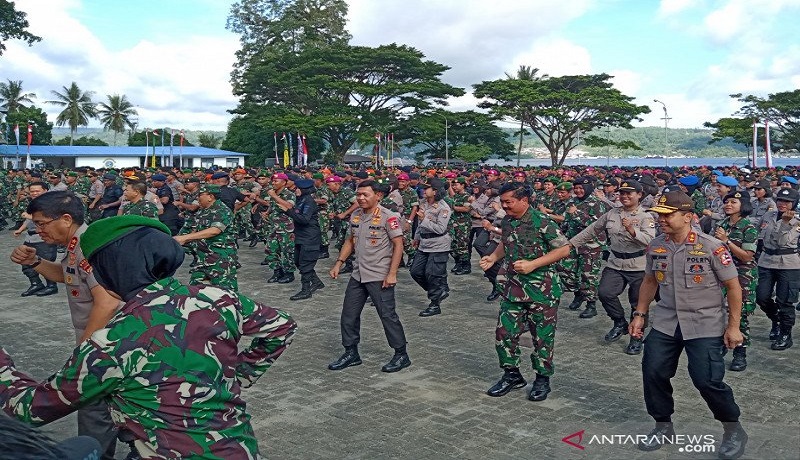 Panglima TNI Marsekal TNI Hadi Tjahjanto dan Kapolri Jenderal Pol. Idham Azis menari bersama prajurit di Lantamal IX Ambon, Maluku, Jumat (17/1). Foto: Antara Panglima TNI Marsekal TNI Hadi Tjahjanto dan Kapolri Jenderal Pol. Idham Azis menari bersama prajurit di Lantamal IX Ambon, Maluku, Jumat (17/1). Foto: Antara